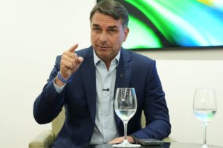 Flávio Bolsonaro acusa Moraes, Alcolumbre e Dino de uma ação contra ele