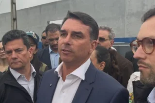 Mensagens mostram negociação entre Flávio Bolsonaro e Daniel Vorcaro sobre filme Dark Horse