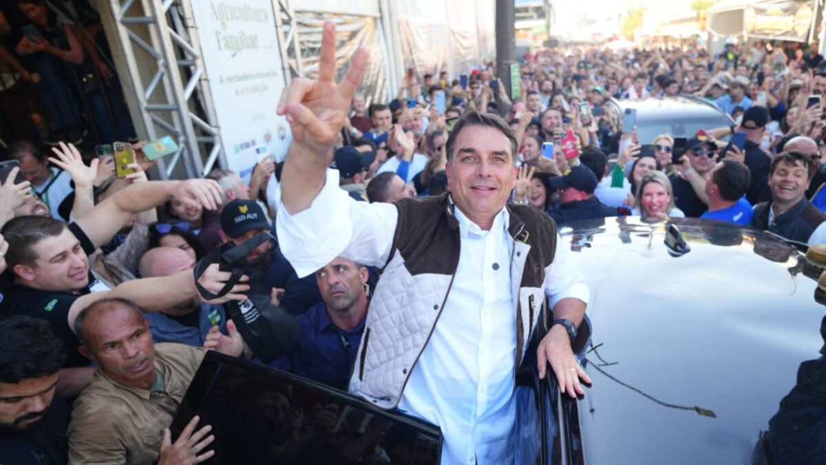 Flávio Bolsonaro visita ex-assessor preso no Paraná