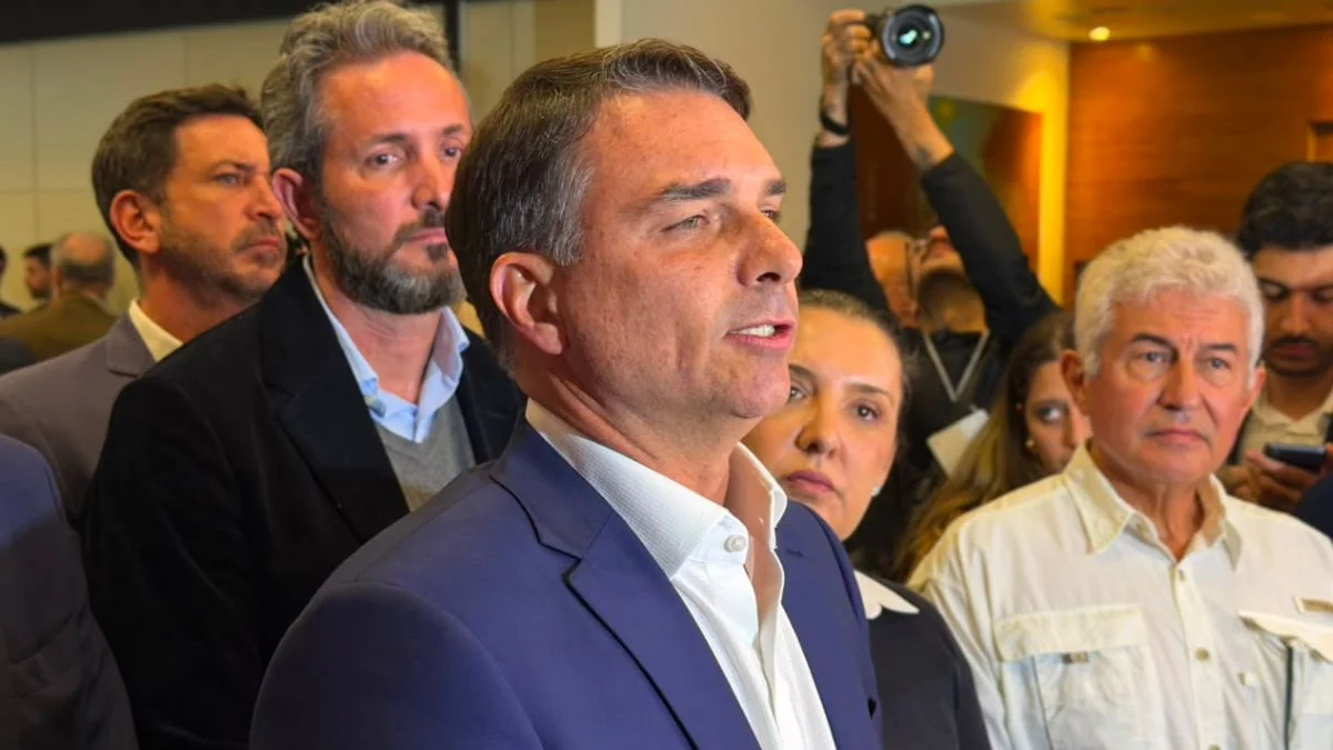 Flávio Bolsonaro acusa Moraes de defender Daniel Vorcaro