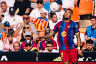Gabriel Jesus brilha e Barcelona vence o Valencia com goleada