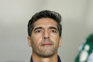 Abel Ferreira reclama dos microfones após empate do Palmeiras