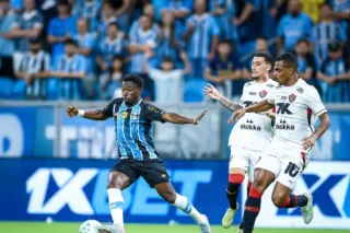 Vitória e Grêmio se enfrentam em duelo decisivo no Barradão