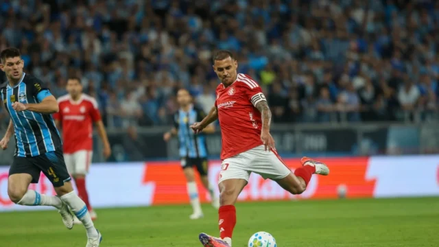 Grêmio vence Internacional e avança na Copa do Brasil