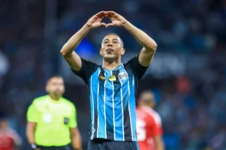 Grêmio vence Internacional e garante vaga na semifinal da Copa do Brasil