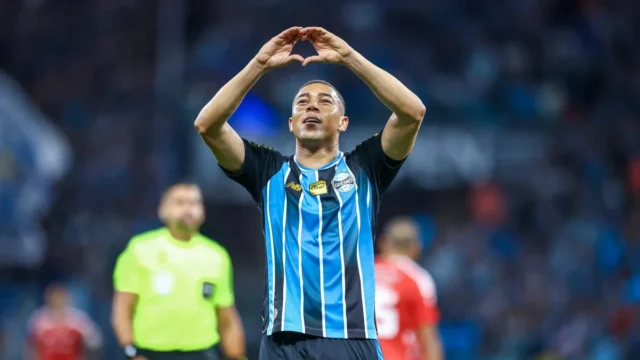 Grêmio vence Internacional e garante vaga na semifinal da Copa do Brasil