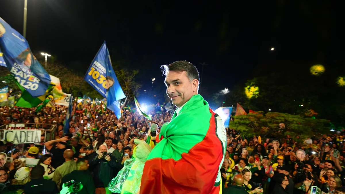 Flávio pede que Lula se posicione sobre Moraes