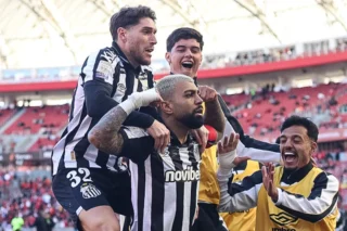 Santos vence Internacional e deixa zona de rebaixamento