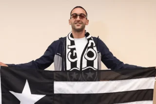 Ziyech chega ao Rio para assinar com Botafogo em clima de festa