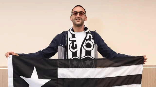 Ziyech chega ao Rio para assinar com Botafogo em clima de festa