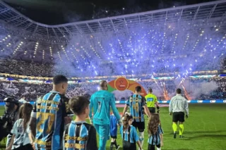 Grêmio vence Internacional e avança na Copa do Brasil