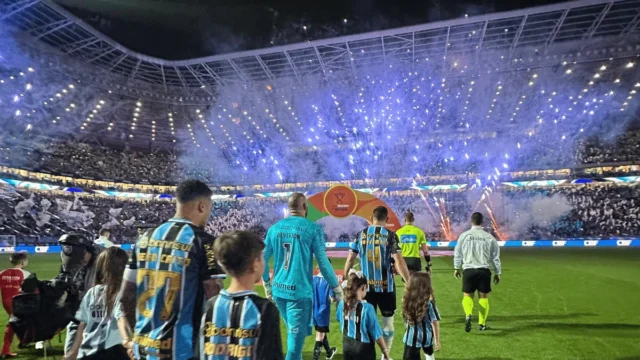 Grêmio vence Internacional e avança na Copa do Brasil