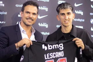 Alan Lescano é apresentado e está pronto para jogar pelo Vasco