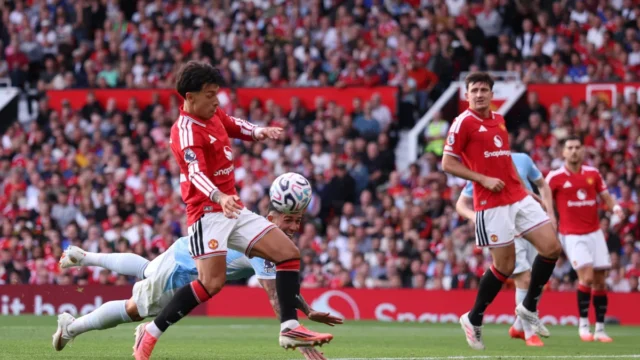 Erro na arbitragem valida gol de Haaland contra Manchester United
