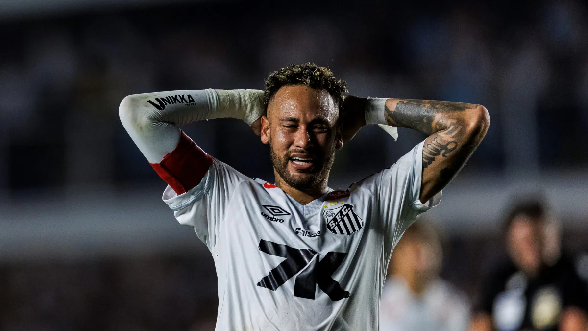 Neymar em campo no jogo decisivo entre Santos e Palmeiras