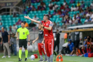 Pezzolano questiona confiança após derrota contra Grêmio