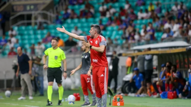 Pezzolano questiona confiança após derrota contra Grêmio