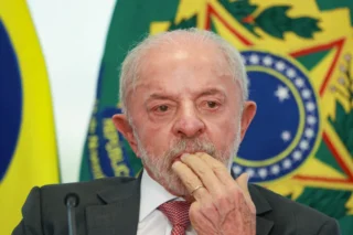 Lula enfrenta desafios a um mês do 1º turno eleitoral