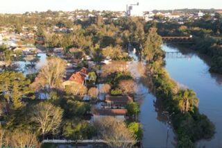 Cheia do Rio Negro deixa 122 desalojados e chuva deve voltar na sexta