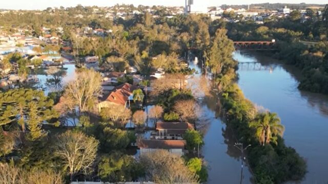 Cheia do Rio Negro deixa 122 desalojados e chuva deve voltar na sexta