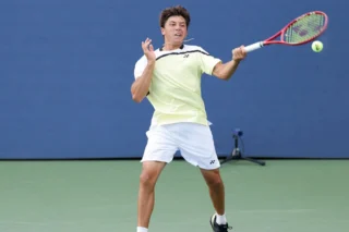 Jogador de Tênis Surpreende com Saque com as Duas Mãos no US Open Junior
