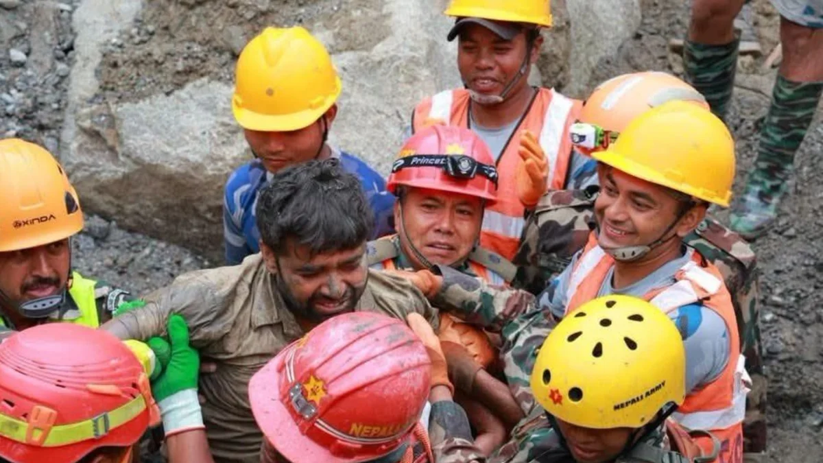 Socorristas Encontram Trabalhadores Vivos em Túnel no Nepal