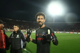 Vozinha comete erro em gol do Colo-Colo após indicação de prêmio
