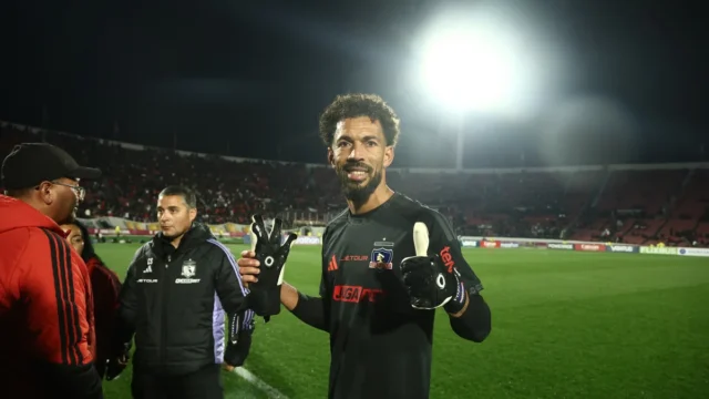 Vozinha comete erro em gol do Colo-Colo após indicação de prêmio