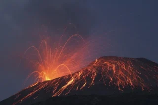 Voos suspensos no aeroporto de Jacarta por erupção do Anak Krakatau