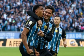 Vitória e Grêmio lutam para escapar do rebaixamento