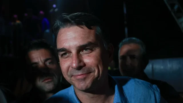Flávio Bolsonaro avança no Sudeste e entre indecisos, supera Lula em segundo turno